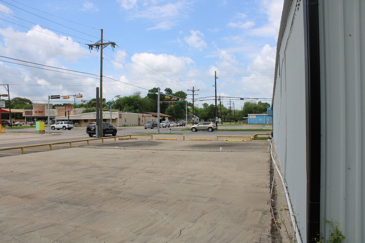 2455 S 4th St, Beaumont, TX 77701